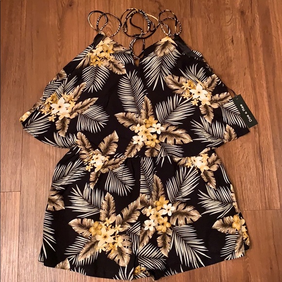 NEW Black floral romper - Picture 5 of 8